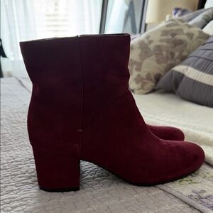 Elegant Nine West Burgundy Ankle Boots